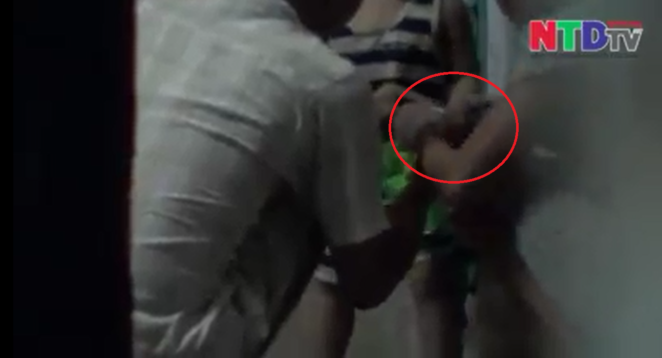 xon-xao-clip-cho-tre-uong-thuoc-an-than-tiem-chich-ma-tuy-de-xin-tien-tai-cong-benh-vien