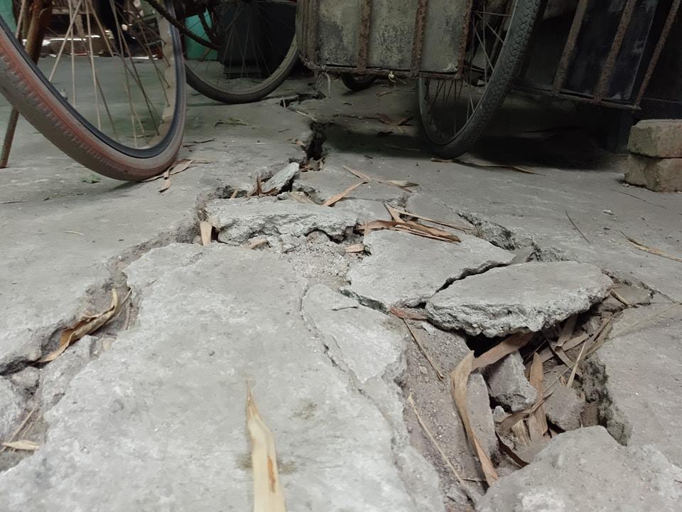 ha-noi-can-canh-nhung-vet-nut-chay-dai-duoi-chan-cau-duong