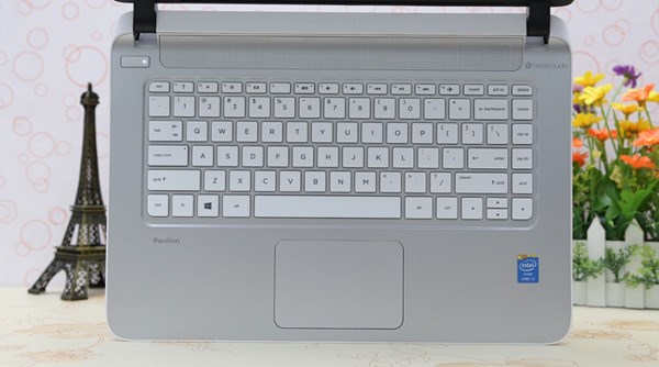 Laptop gi&aacute; rẻ HP c&oacute; b&agrave;n ph&iacute;m Chiclet hiện đại, touchpad nhạy, phản hồi tốt