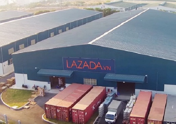 Một nh&agrave; m&aacute;y kho chứa h&agrave;ng của Lazada