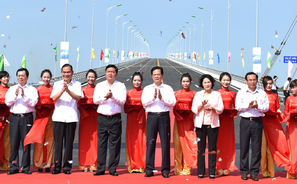 Thủ tướng dự lễ th&ocirc;ng xe cầu Cổ Chi&ecirc;n nối liền tỉnh Bến Tre v&agrave; Tr&agrave; Vinh