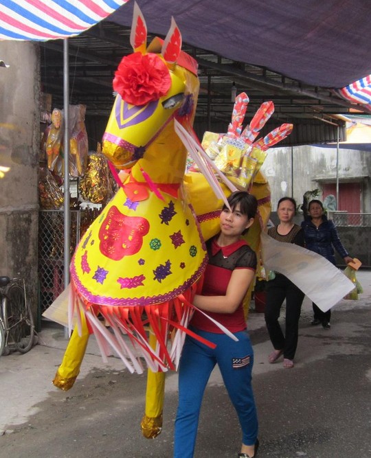 Mang ngựa giấy lễ &ocirc;ng Ho&agrave;ng Mười