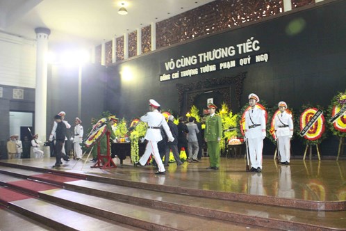 Sau lễ truy điệu, đ&uacute;ng 11h50 ph&uacute;t, thi h&agrave;i Thượng tướng Phạm Qu&yacute; Ngọ được đưa về an t&aacute;ng tại qu&ecirc; nh&agrave; ở x&atilde; Đ&ocirc;ng Cường, huyện Đ&ocirc;ng Hưng, tỉnh Th&aacute;i B&igrave;nh.