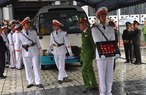 Thượng tướng Phạm Qu&yacute; Ngọ sinh ng&agrave;y 24/12/1954 (năm Gi&aacute;p Ngọ), qu&ecirc; qu&aacute;n x&atilde; Đ&ocirc;ng Cường, huyện Đ&ocirc;ng Hưng, tỉnh Th&aacute;i B&igrave;nh