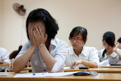 Việc thi nhiều m&ocirc;n trong ng&agrave;y c&oacute; thể khiến th&iacute; sinh qu&aacute; tải
