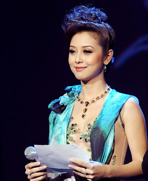 Với vốn tiếng anh kh&aacute; giỏi, Jennifer Phạm thường được mời l&agrave;m MC cho c&aacute;c chương tr&igrave;nh mang tầm quốc tế