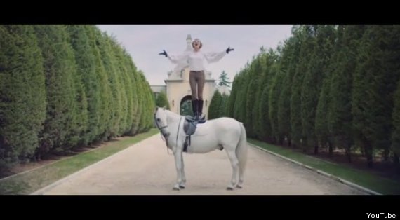 T&ograve;a l&acirc;u đ&agrave;i nguy nga ngay từ lối v&agrave;o trong MV mới 'Blank Space' của Taylor Swift