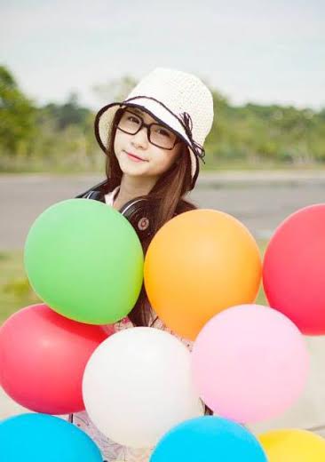 Cô nữ sinh 9x với biệt danh Mai Mèo, tên thật là Phạm Thị Trúc Mai (SN 1995), hiện đang là học sinh trường THPT Phạm Ngọc Hiển, TP. Cần Thơ. Chia sẻ về dự định trong tương lai, Mai cho biết mình muốn thi vào trường Đại học Sân khấu Điện ảnh để thử sức ở lĩnh vực diễn viên. Với gương mặt có nhiều nét giống nữ ca sĩ Yoona của nhóm nhạc đình đám Hàn Quốc SNSD, Mai Mèo đang nhận được nhiều sự quan tâm của cộng đồng mạng Việt.
