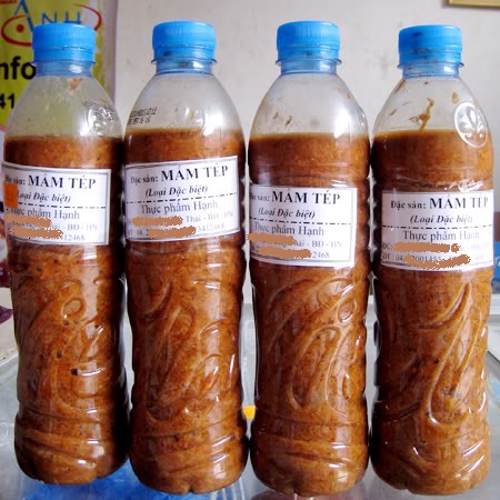 Những chai mắm t&eacute;p c&oacute; nh&atilde;n m&aacute;c nhưng kh&ocirc;ng c&oacute; đầy đủ th&ocirc;ng tin được b&aacute;n tr&ecirc;n thị trường