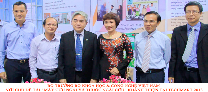 Lãnh đạo Bộ Khoa học và Công nghệ chụp ảnh với đại diện nhà sản xuất máy cứu ngải và viên cứu ngải Lãnh đạo Bộ Khoa học và Công nghệ chụp ảnh với đại diện nhà sản xuất máy cứu ngải và viên cứu ngải