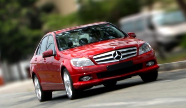 Mercedes C200 2015 kho&aacute;c tr&ecirc;n m&igrave;nh vẻ đẹp mới sang trọng v&agrave; lịch sự