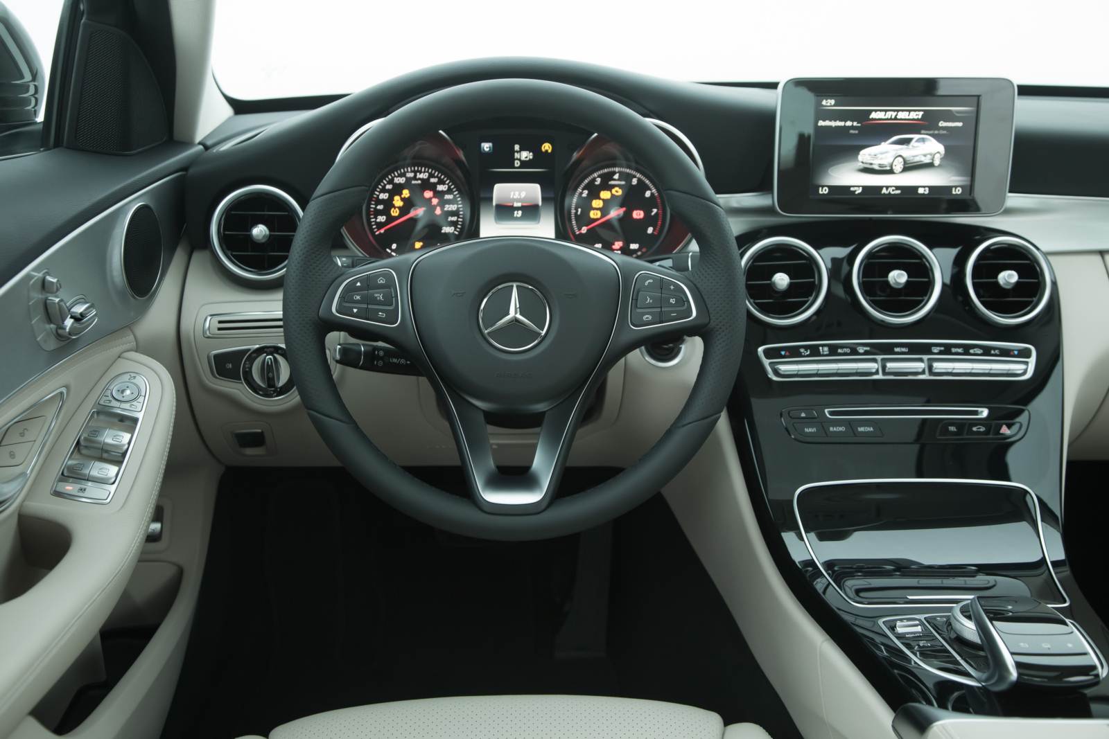 Nội thất của Mercedes-Benz C200 đ&atilde; c&oacute; một bước tiến lớn v&agrave; gần bắt kịp c&aacute;c mẫu xe 'đ&agrave;n anh'