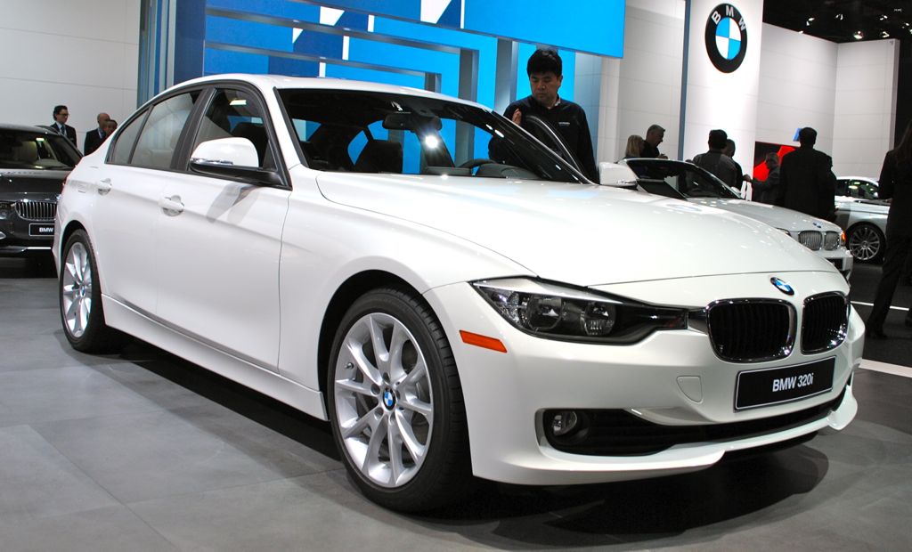 BMW 320i l&agrave; đối thủ xứng tầm của Mercedes-Benz C200 trong ph&acirc;n kh&uacute;c sedan hạng sang