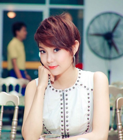 Minh Hằng nh&igrave;n cực kool khi kết hợp t&oacute;c m&aacute;i ch&eacute;o với chiếc v&aacute;y của thương hiệu nổi tiếng Zara