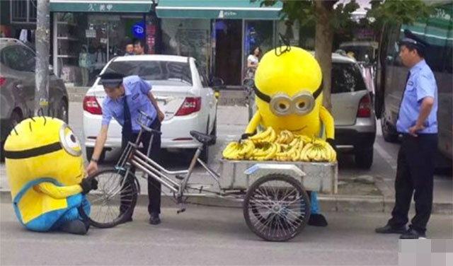 Hình ảnh những chú Minion bán chuối trên phố đã nhanh chóng thu hút sự chú ý của cộng đồng mạng Hình ảnh những chú Minion bán chuối trên phố đã nhanh chóng thu hút sự chú ý của cộng đồng mạng