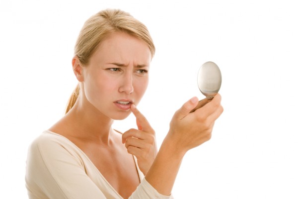 tr&ecirc;n khu&ocirc;n mặt c&oacute; một v&ugrave;ng tam gi&aacute;c &ldquo;chết&rdquo;, nếu nổi mụn trong v&ugrave;ng n&agrave;y bạn tuyệt đối kh&ocirc;ng được nặn t&ugrave;y tiện.