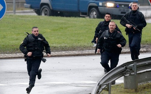 Nghi  phạm trong vụ thảm s&aacute;t t&ograve;a soạn b&aacute;o Charlie Hebdo đấu s&uacute;ng bắt c&oacute;c con tin ở Đ&ocirc;ng Bắc Paris, c&aacute;ch hiện trường vụ &aacute;n 40km