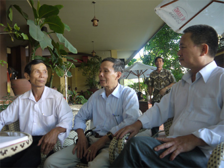 CCB Đinh Đo&agrave;n (ngo&agrave;i c&ugrave;ng b&ecirc;n tr&aacute;i) v&agrave; c&aacute;c đồng đội.