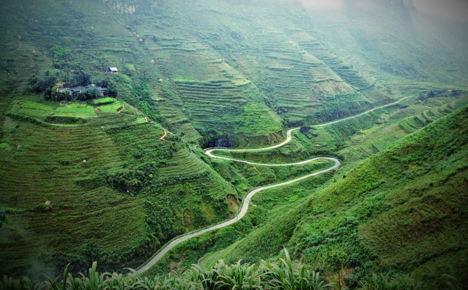 Khác Lào Cai, Hà Giang lại sở hữu những con đèo ôm lấy cao nguyên đá hay những con đường uốn quanh những ngọn núi, bảng lảng những làn khỏi bay từ những bản làng nhỏ yên bình bên trong những hàng rào đá. Bất chợt những khóm hoa rằng đẹp như tranh vẽ là những hình ảnh tuyệt đẹp của vùng đất địa đầu cực Bắc của Đăng Ký 13Winvn Com Chính Thức.