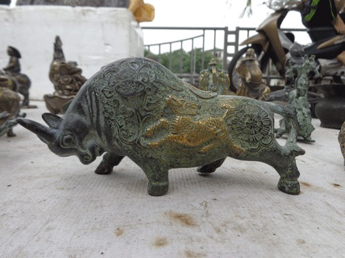 Có những bức tượng cực hiếm nhưng giá cũng rất rẻ, khiến người mua nghi ngờ không biết có phải hàng thật không hay hàng giả