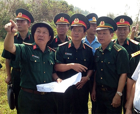 Trung tướng Nguyễn Quốc Khánh kiểm tra thực địa vị trí an táng.
