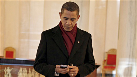 &Ocirc;ng Obama d&ugrave;ng sản phẩm điện thoại BlackbBerry