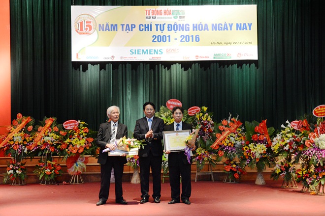 &Ocirc;ng Nghi&ecirc;m Vũ Khải, Ph&oacute; chủ tịch Li&ecirc;n Hiệp c&aacute;c Hội Khoa học v&agrave; Kỹ thuật Việt Nam trao Bằng khen cho tập thể v&agrave; c&aacute; nh&acirc;n đ&atilde; c&oacute; đ&oacute;ng g&oacute;p cho Tạp ch&iacute;.