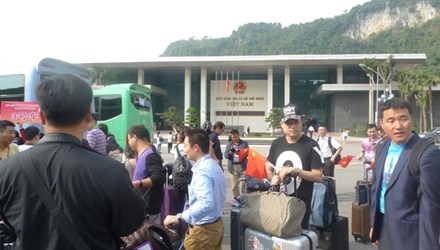  T&ograve;a nh&agrave; li&ecirc;n hợp Hữu Nghị mới x&acirc;y dựng xong, h&agrave;ng ng&agrave;y c&oacute; gần 1000 lượt kh&aacute;ch l&agrave;m thủ tục xuất, nhập cảnh. Ảnh: Duy Chiến