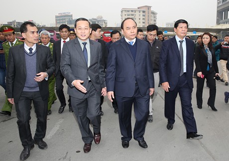 Ph&oacute; Thủ tướng Nguyễn Xu&acirc;n Ph&uacute;c kiểm tra c&ocirc;ng t&aacute;c vận tải h&agrave;nh kh&aacute;ch Tết Nguy&ecirc;n đ&aacute;n 2015 tại bến xe Mỹ Đ&igrave;nh.