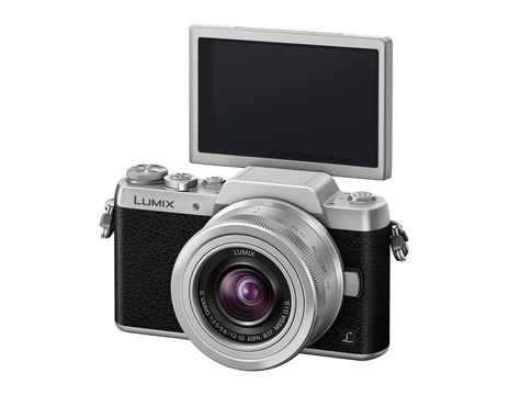 Panasonic GF7 sở hữu m&agrave;n h&igrave;nh lật ngược 180 độ