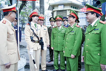 S&aacute;ng mồng 5 Tết Qu&yacute; Tỵ (tức ng&agrave;y 14/2), đồng ch&iacute; Trung tướng Phạm Qu&yacute; Ngọ, Ủy vi&ecirc;n Trung ương (TW) Đảng, Thứ trưởng Bộ C&ocirc;ng an đ&atilde; c&oacute; buổi l&agrave;m việc với Ph&ograve;ng CSGT đường bộ - đường sắt C&ocirc;ng an th&agrave;nh phố (CATP) H&agrave; Nội về kết quả c&ocirc;ng t&aacute;c đảm bảo trật tự an to&agrave;n giao th&ocirc;ng (TTATGT) trong 5 ng&agrave;y Tết (từ ng&agrave;y 9 đến 13/2/2013) v&agrave; c&ocirc;ng t&aacute;c đảm bảo ATGT m&ugrave;a lễ hội.