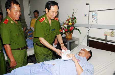 Trung tướng Phạm Qu&yacute; Ngọ, Ủy vi&ecirc;n TW Đảng, Thứ trưởng Bộ C&ocirc;ng an thăm v&agrave; tặng qu&agrave; hai đồng ch&iacute; C&ocirc;ng an huyện Đ&ocirc;ng Triều (Quảng Ninh).