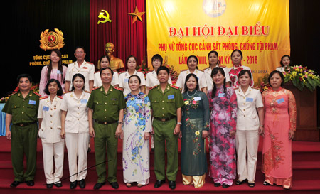 Trung tướng Phạm Qu&yacute; Ngọ, Ủy vi&ecirc;n Trung ương Đảng, Thứ trưởng Bộ C&ocirc;ng an; đồng ch&iacute; Ho&agrave;ng Thị &Aacute;i Nhi&ecirc;n, Ph&oacute; Chủ tịch Trung ương Hội LHPN Việt Nam v&agrave; c&aacute;c đại biểu dự Đại hội.