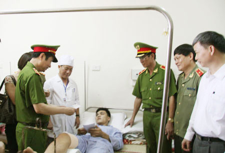 Ng&agrave;y 19/6, Đo&agrave;n c&ocirc;ng t&aacute;c Bộ C&ocirc;ng an do Trung tướng Phạm Qu&yacute; Ngọ, Ủy vi&ecirc;n TW Đảng, Thứ trưởng Bộ C&ocirc;ng an dẫn đầu, đ&atilde; đến Bệnh viện 19-8 - Bộ C&ocirc;ng an, thăm hỏi, động vi&ecirc;n, tặng qu&agrave; Trung sỹ B&ugrave;i Văn Tuấn, chiến sỹ Đại đội Cảnh s&aacute;t cơ động Ph&ograve;ng Cảnh s&aacute;t bảo vệ v&agrave; Hỗ trợ Tư ph&aacute;p - C&ocirc;ng an tỉnh H&ograve;a B&igrave;nh bị thương trong khi l&agrave;m nhiệm vụ.