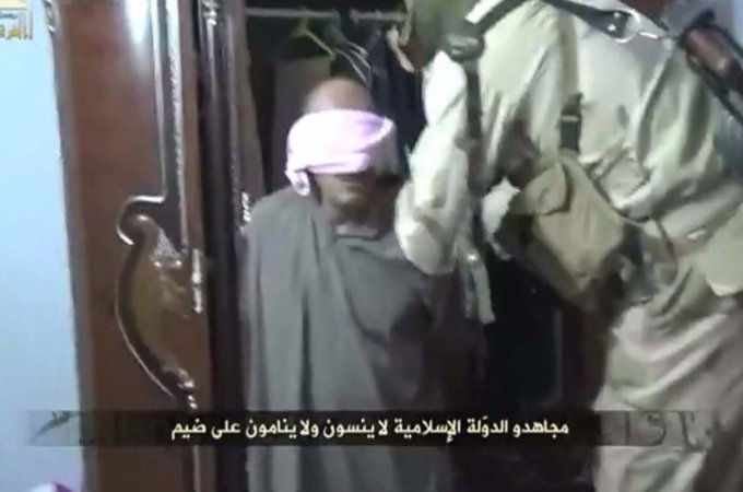 Phiến qu&acirc;n ISIL bịt mắt sĩ quan Iraq trước khi chặt đầu nạn nh&acirc;n l&agrave;m quả b&oacute;ng World Cup