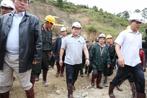 Phó thủ tướng Hoàng Trung Hải tới hiện trường nơi 12 công nhân mắc kẹt trong hầm thủy điện Đạ Dâng Phó thủ tướng Hoàng Trung Hải tới hiện trường nơi 12 công nhân mắc kẹt trong hầm thủy điện Đạ Dâng
