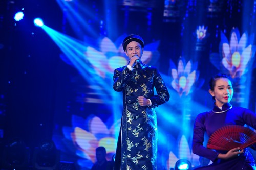 Quang Đại h&aacute;t đầy t&igrave;nh cả với ca kh&uacute;c Qu&ecirc; Hương ba miền