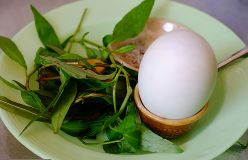 Thực hư rau răm l&agrave;m qu&yacute; &ocirc;ng &lsquo;yếu ớt&rsquo;