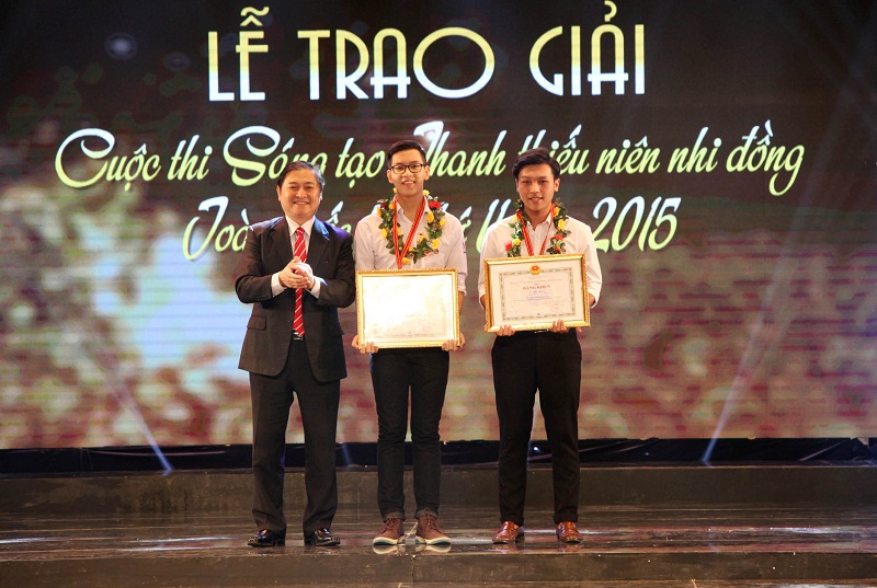 &Ocirc;ng Phan Xu&acirc;n Dũng - Chủ nhiệm UB Khoa học, C&ocirc;ng nghệ v&agrave; 13Win1 tải ứng dụng Quốc hội trao giải đặc biệt cho c&aacute;c em học sinh