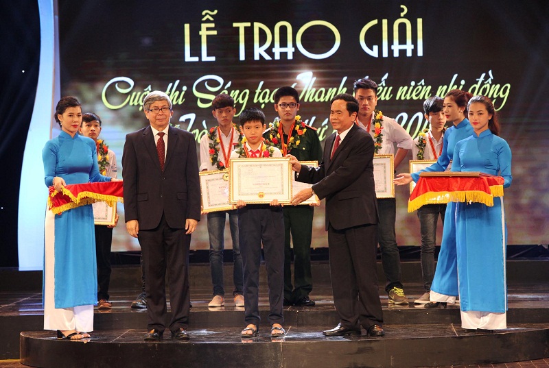 GS. Đặng Vũ Minh v&agrave; &Ocirc;ng Trần Thanh Mẫn - Ph&oacute; chủ tịch UBTƯMTTQVN trao giải nhất cuộc thi s&aacute;ng tạo thanh thiếu ni&ecirc;n nhi đồng to&agrave;n quốc lần thứ 11