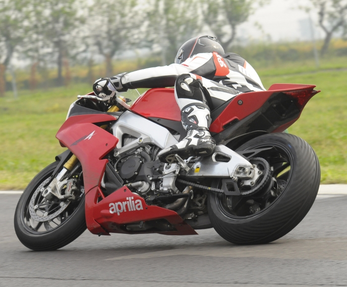 Si&ecirc;u xe m&ocirc; t&ocirc; thể thao tốt nhất năm 2014 Aprilia RSV4