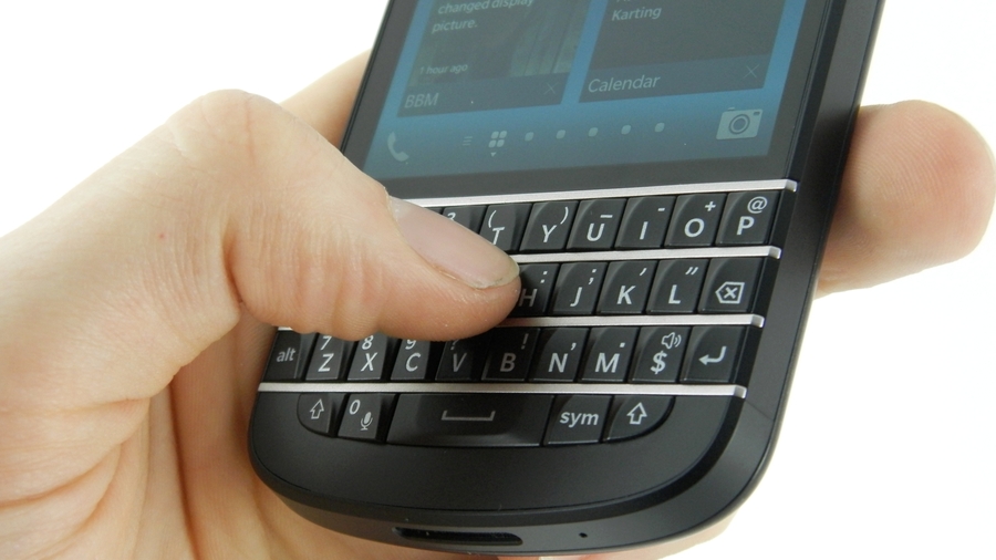 B&agrave;n ph&iacute;m huyền thoại đặc trưng cho chiếc smartphone gi&aacute; rẻ BlackBerry Q10