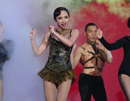Mới về nước nhưng T&oacute;c Ti&ecirc;n g&acirc;y sốt với 'Vũ điệu cồng chi&ecirc;ng'