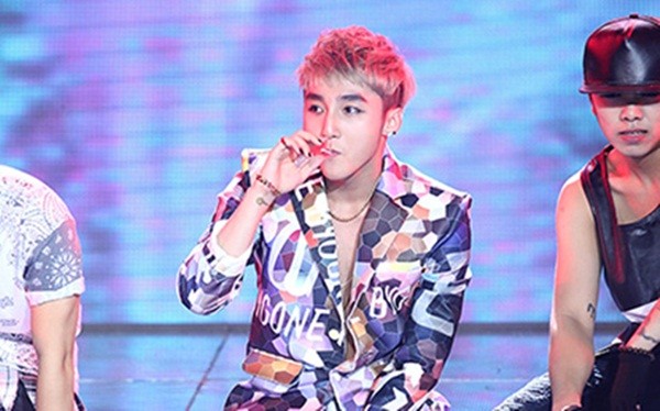 Đề thi bắt nguồn từ đ&ecirc;m liveshow thứ 7 của chương tr&igrave;nh The Remix, Sơn T&ugrave;ng - MTP c&oacute; mang kẹo m&uacute;t l&ecirc;n s&acirc;n khấu v&agrave; vừa ngậm, vừa h&aacute;t 