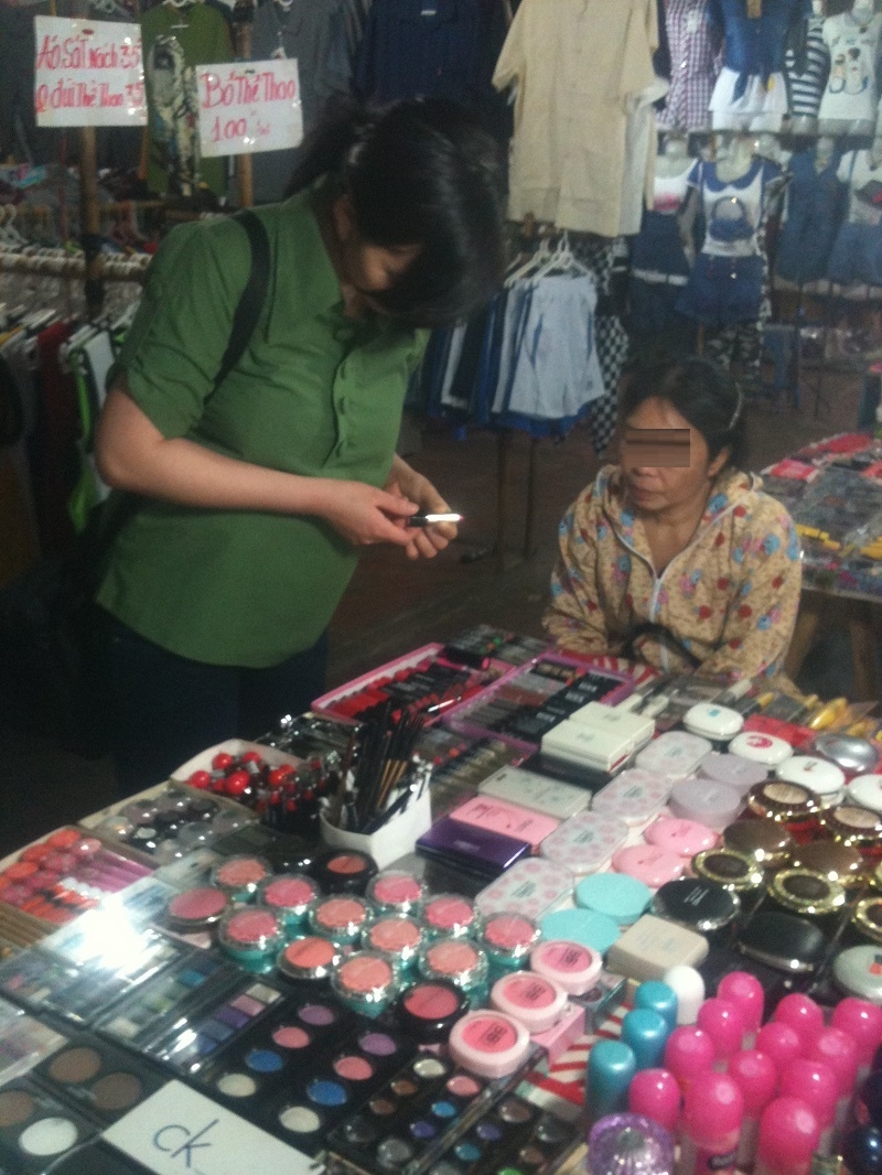 Mỹ phẩm rẻ tiền tr&agrave;n lan chợ tạm, chợ c&oacute;c