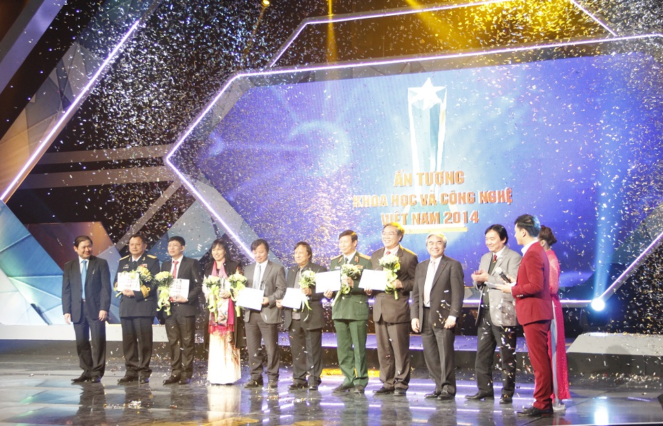 Ủy viên Trung ương Đảng, Bộ trương Nguyễn Quân; Ông Phan Xuân Dũng - Chủ nhiệm Ủy ban khoa học công nghệ và 13 Win bet cá cược trực tuyến Quốc hội và lãnh đạo Đài truyền hình Việt Nam trao hoa và phần thưởng cho các nhà khoa học được bình chọn vào sự kiện Ấn tượng khoa học và công nghệ Việt Nam năm 2014