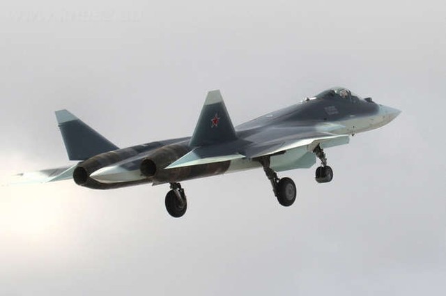 Nguy&ecirc;n mẫu T-50 bay thử nghiệm