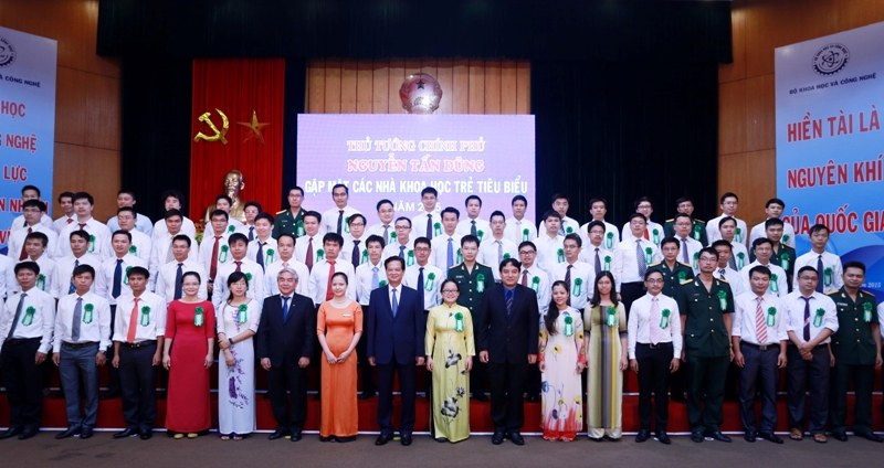 Thủ tướng Nguyễn Tấn Dũng chụp ảnh lưu niệm c&ugrave;ng c&aacute;c nh&agrave; khoa học trẻ 