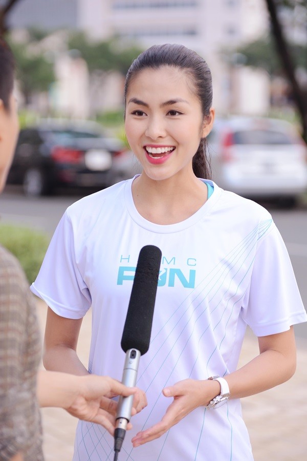 Tóc đuôi ngựa bồng bềnh trẻ trung mang lại cho ngọc nữ vẻ thanh thoát và tràn đầy sức sống