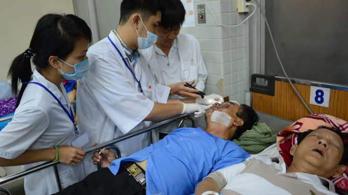 B&aacute;c sĩ Bệnh viện Chợ Rẫy, TP.HCM kh&aacute;m cho nạn nh&acirc;n vụ tạt axit - Ảnh: Quang Định